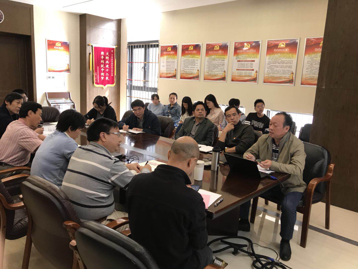 談新時(shí)代的責(zé)任與擔(dān)當(dāng)---施存有書(shū)記在新材料黨支部講黨課