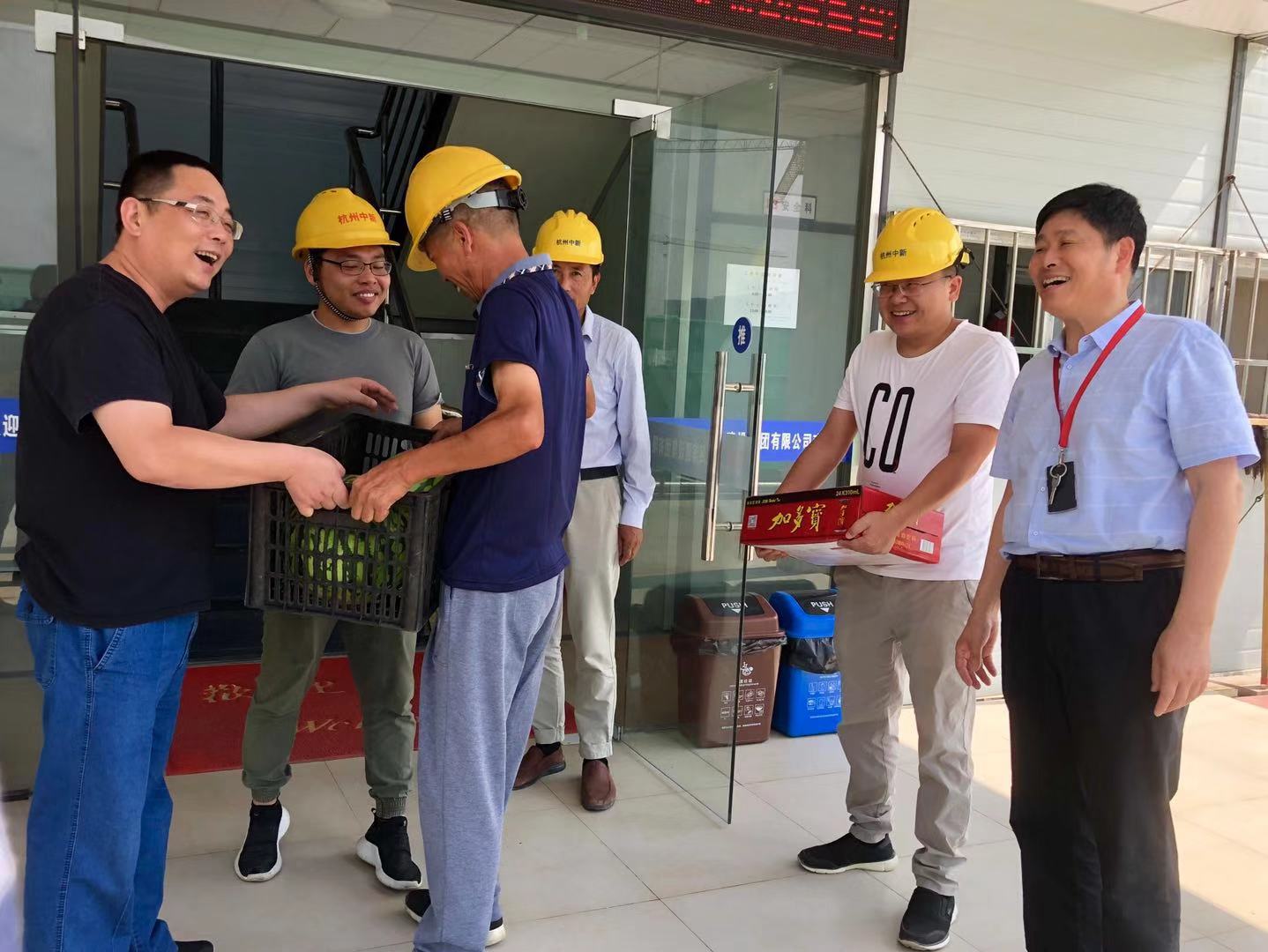 工會組織“夏日送清涼”活動