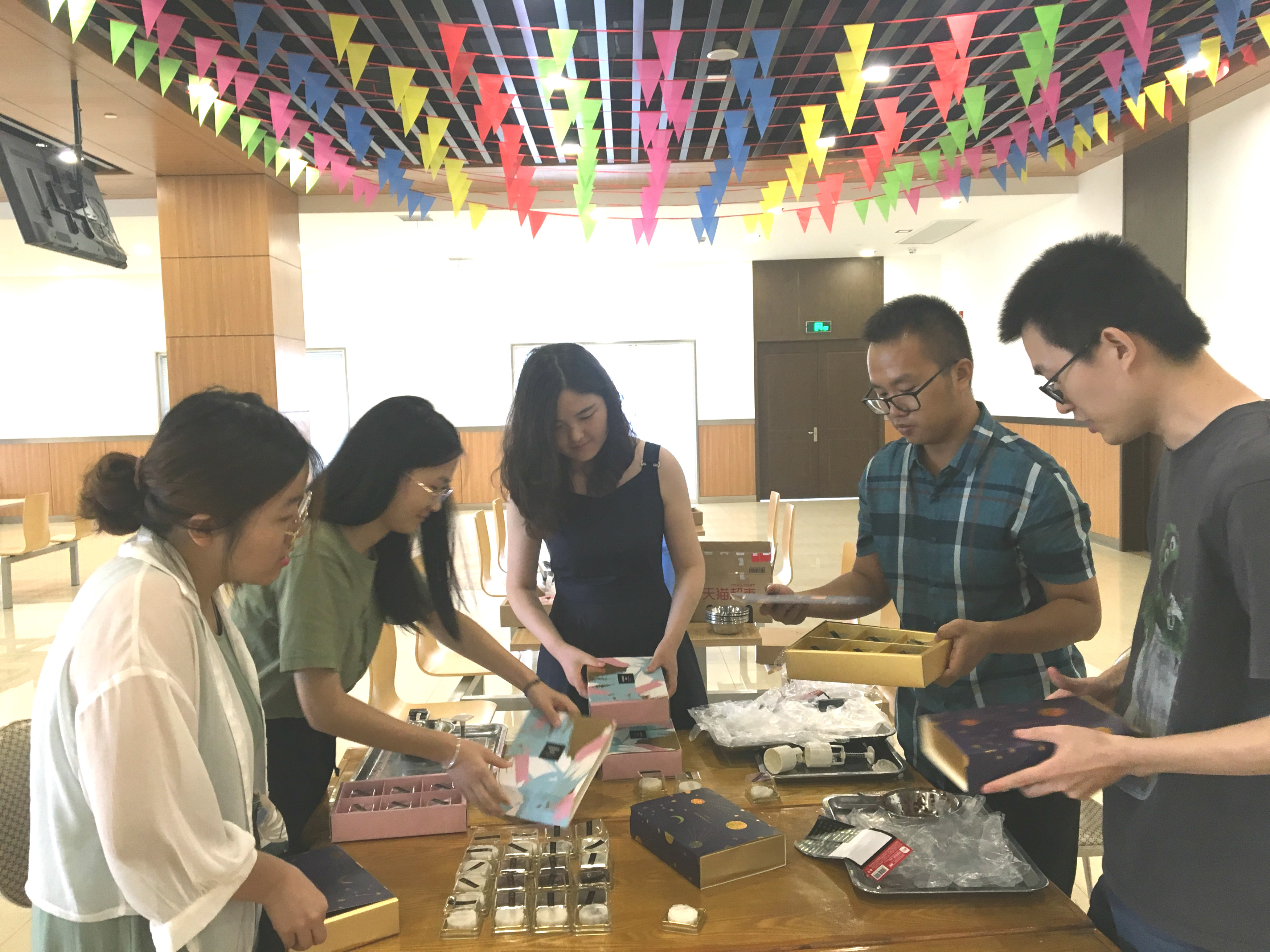 月圓中秋?情滿新材——公司團(tuán)委組織開(kāi)展月餅DIY特色活動(dòng)