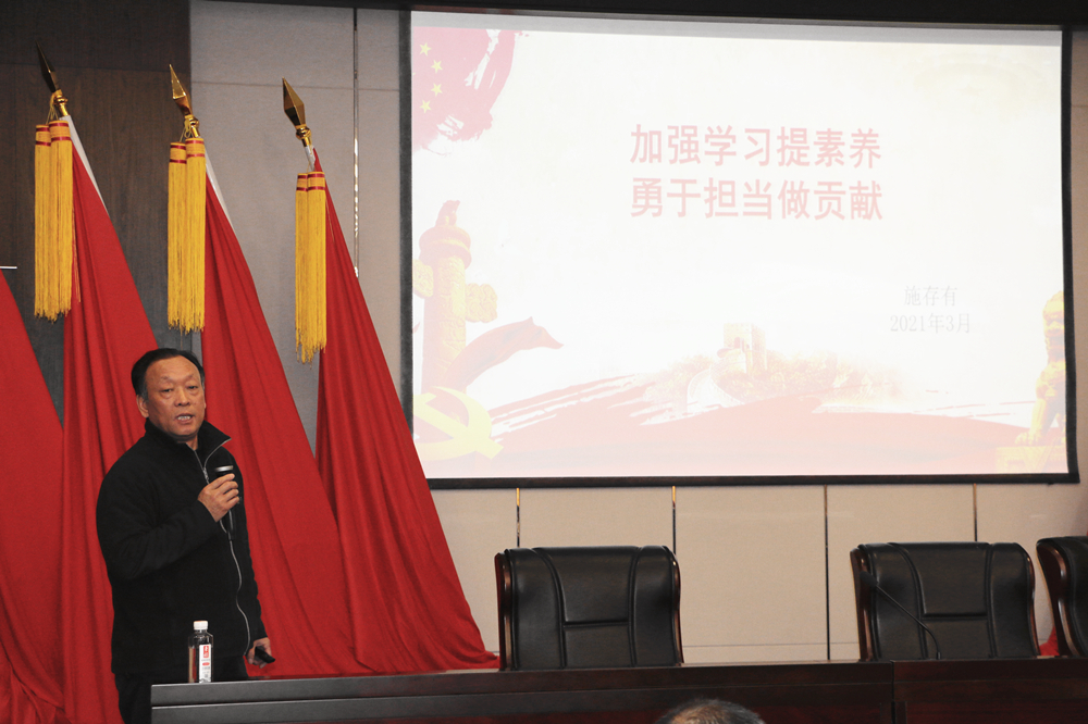 施存有到聯(lián)系支部講黨課