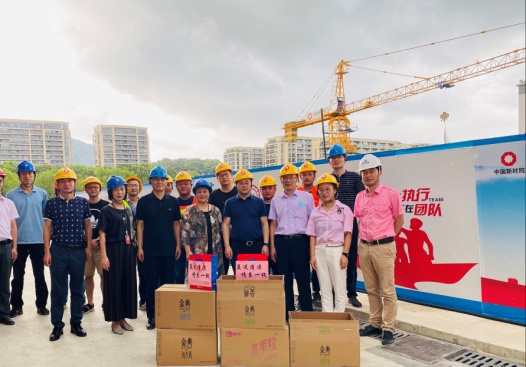 炎炎夏日送清涼 絲絲關(guān)愛潤人心