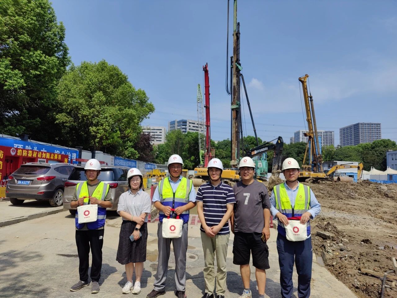 炎炎夏日送清涼 絲絲關(guān)愛潤(rùn)人心